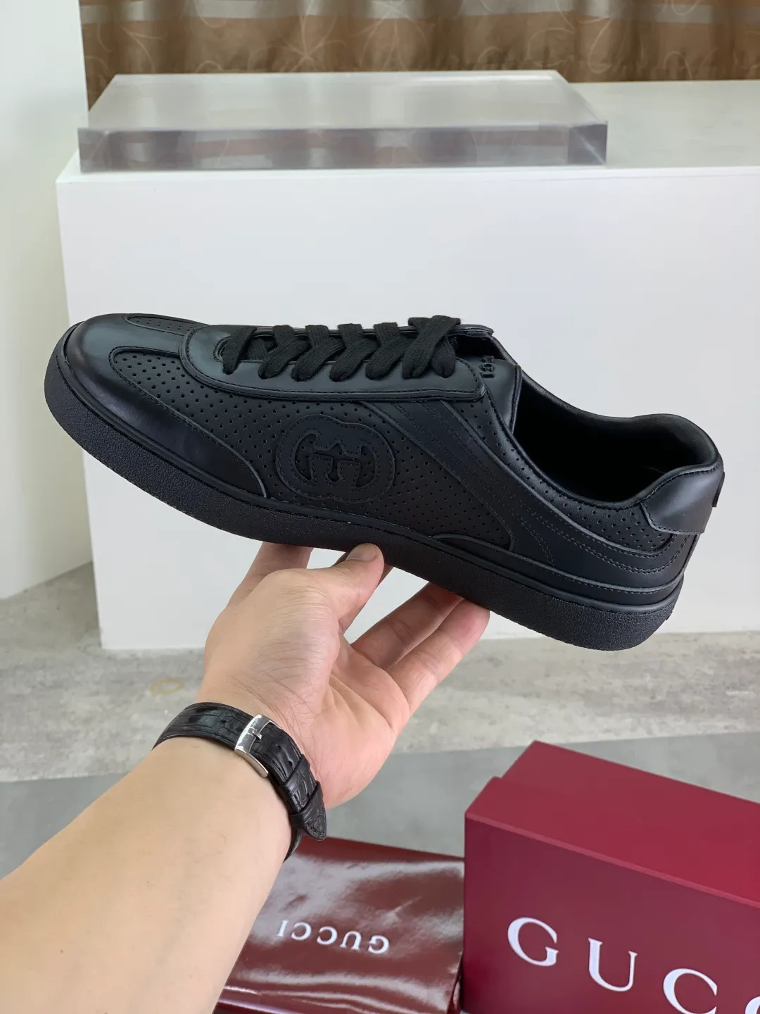 Men's shoes 💰P562 New GUCCI classic design moral training element catwalk model, matching version of top quality moral training shoes for men and women. Epoxy logo process is concave and convex, matching oil edge technology, punched cowhide cloth surface, suede cowhide surface splicing, breathable and not stuffy, the original overlasted shoe model is comfortable on the feet.  Fabric: Matched leather + cloth + mesh Lining: Water-dyed sheepskin Foot: Water-dyed sheepskin Outsole: Original molded TP matching environmentally friendly material Packaging: Top counter full set of packaging Female 35-42 (Female 41.42. Customized) Male 39-46 (46 customized)